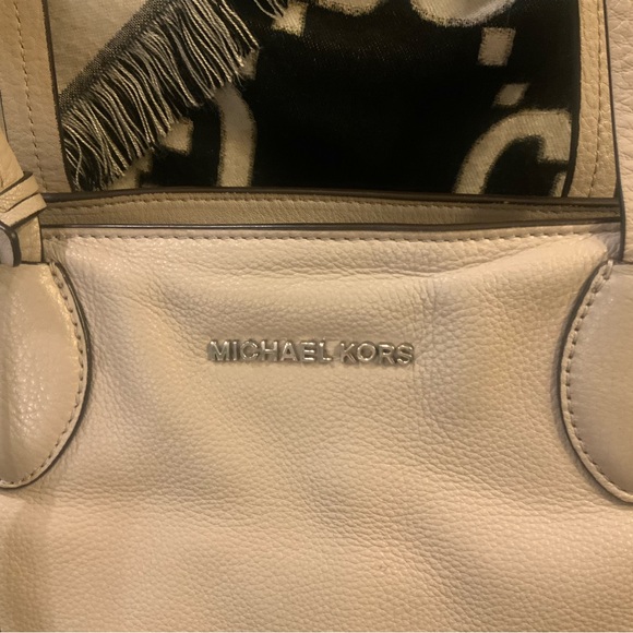 Michael Kors purse - Picture 2 of 11
